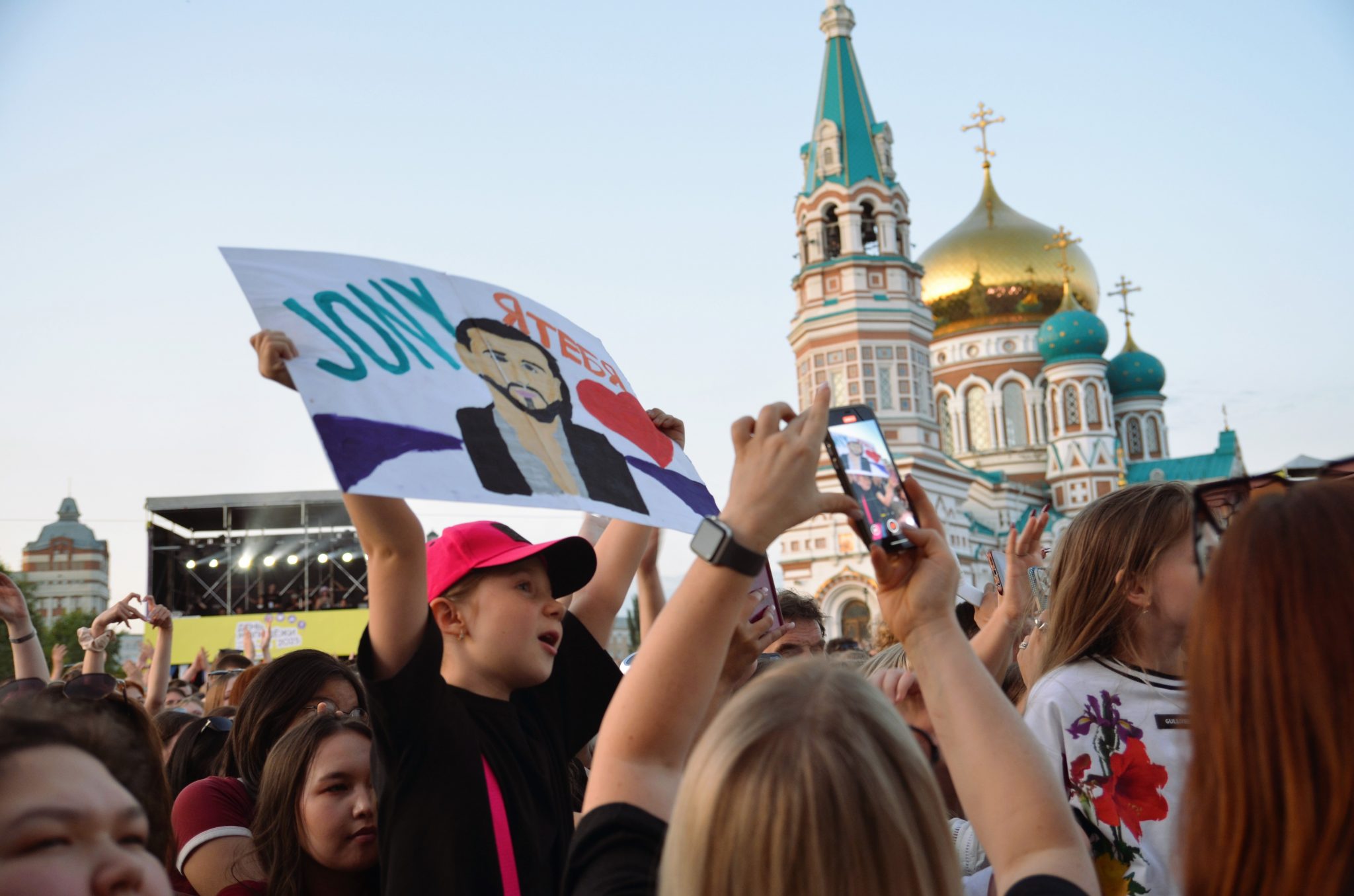 «Лечу к тебе я словно комета»: как выступил Jony во время Дня молодёжи в Омске