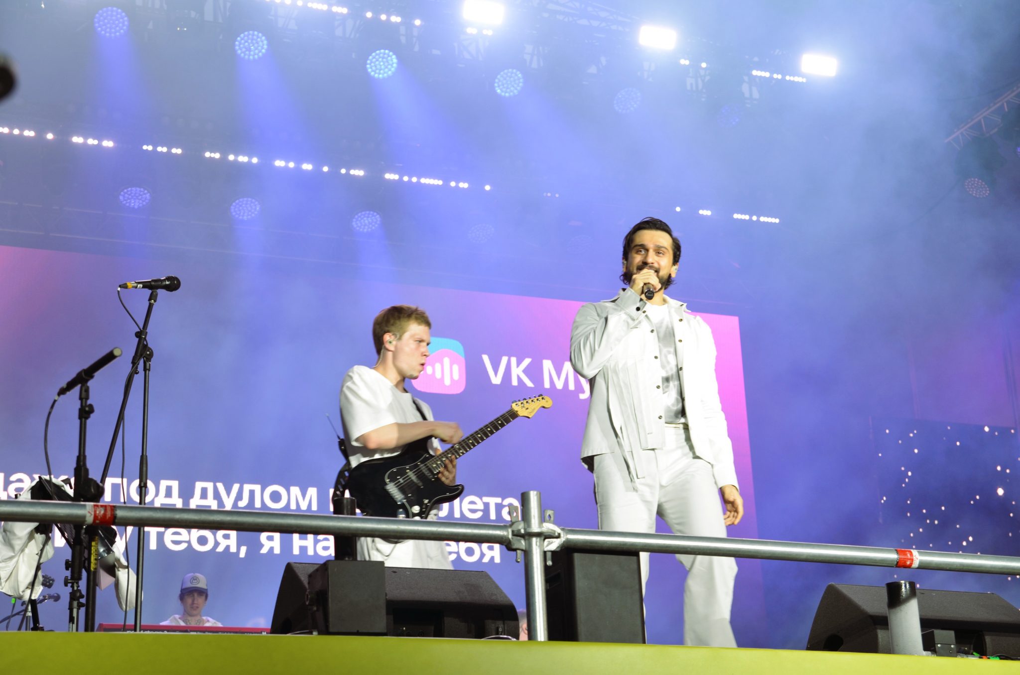 «Лечу к тебе я словно комета»: как выступил Jony во время Дня молодёжи в Омске