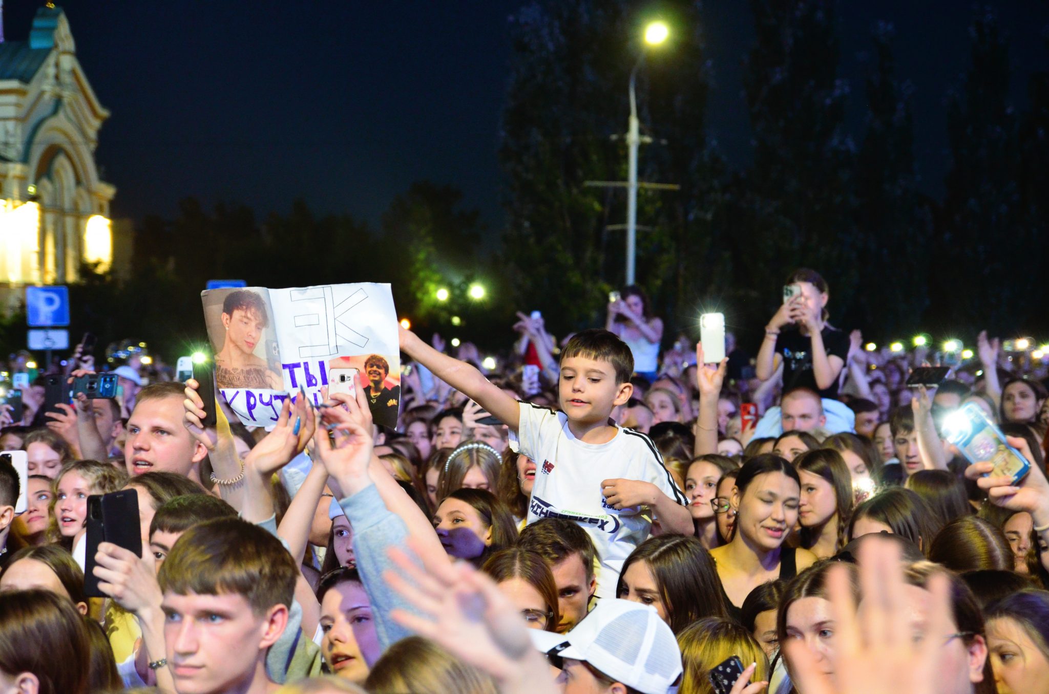Куча плакатов и цветы впридачу: как омичи сходили на концерт Егора Крида в честь Дня молодёжи