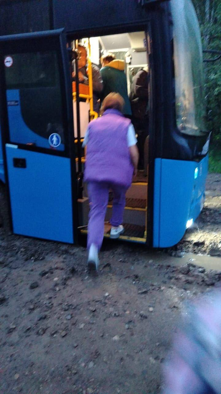 По пути в Омск автобус из Усть-Ишиа застрял в грязи