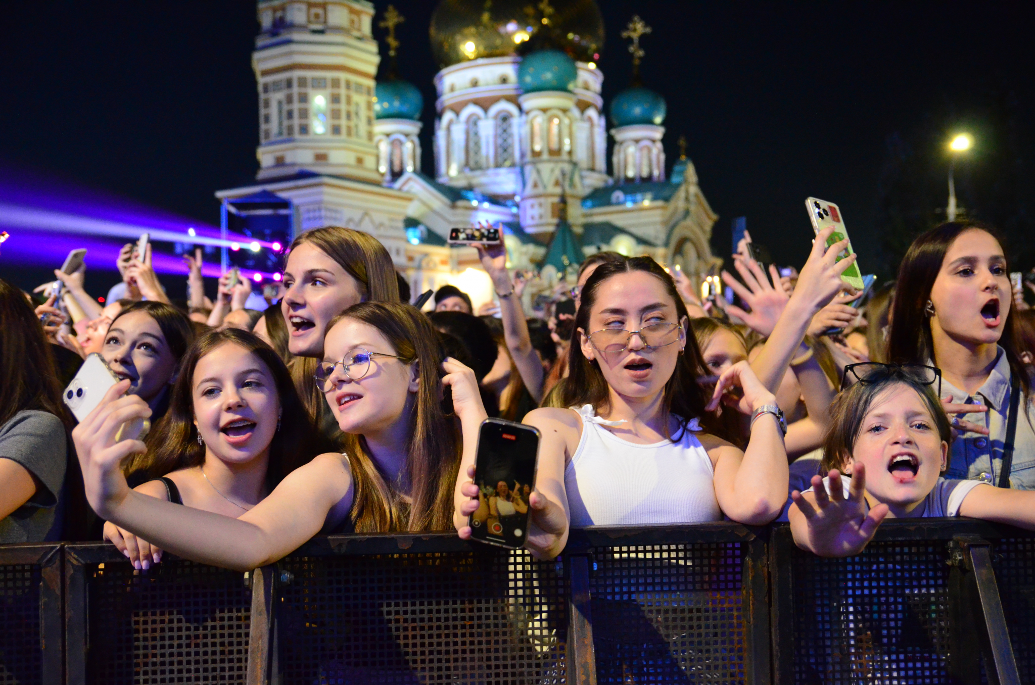 Куча плакатов и цветы впридачу: как омичи сходили на концерт Егора Крида в честь Дня молодёжи