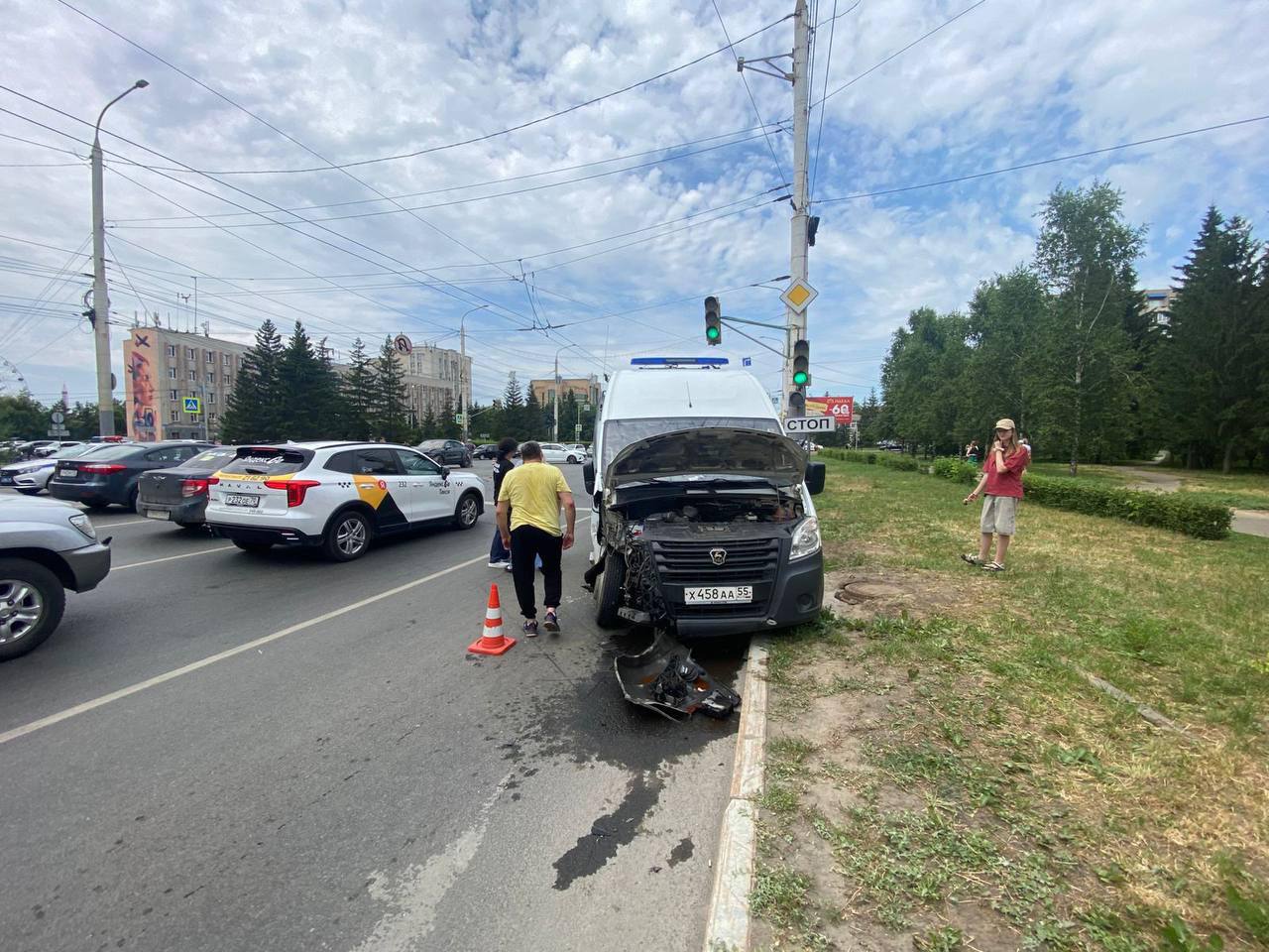 В Омске скорая на мигалках и спецсигналом протаранила «Порше»: двое пострадавших