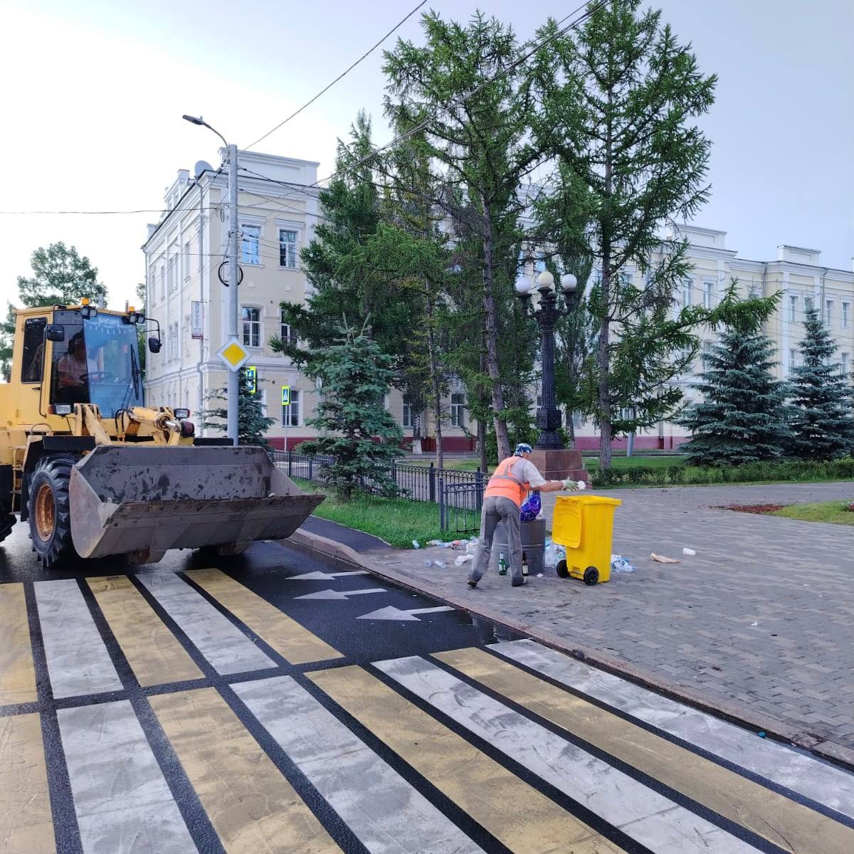 Омские коммунальщики убрали мусор с улицы Ленина после народных гуляний