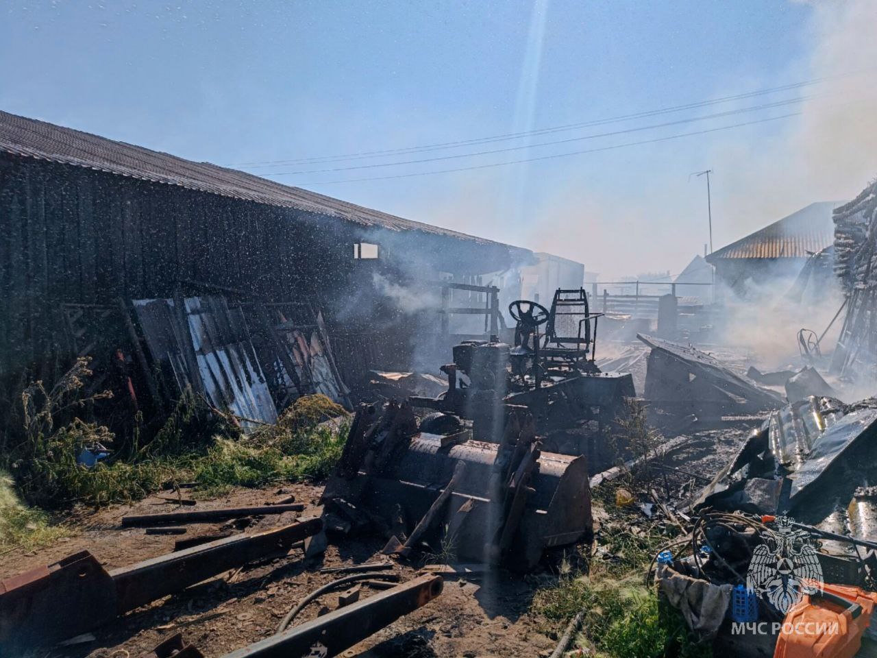 Под Омском на 625 квадратах горел дом и частное подворье