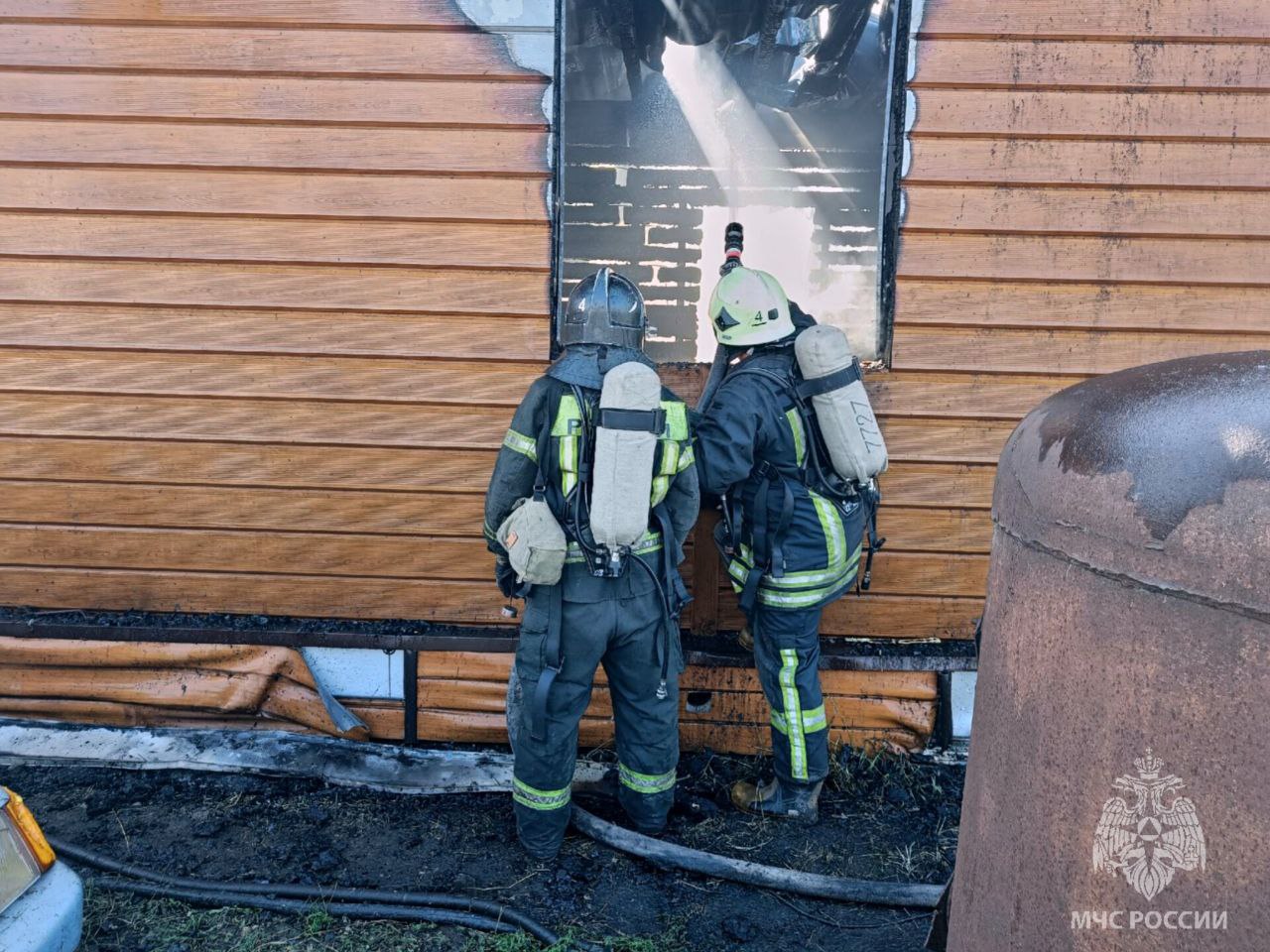 Под Омском на 625 квадратах горел дом и частное подворье