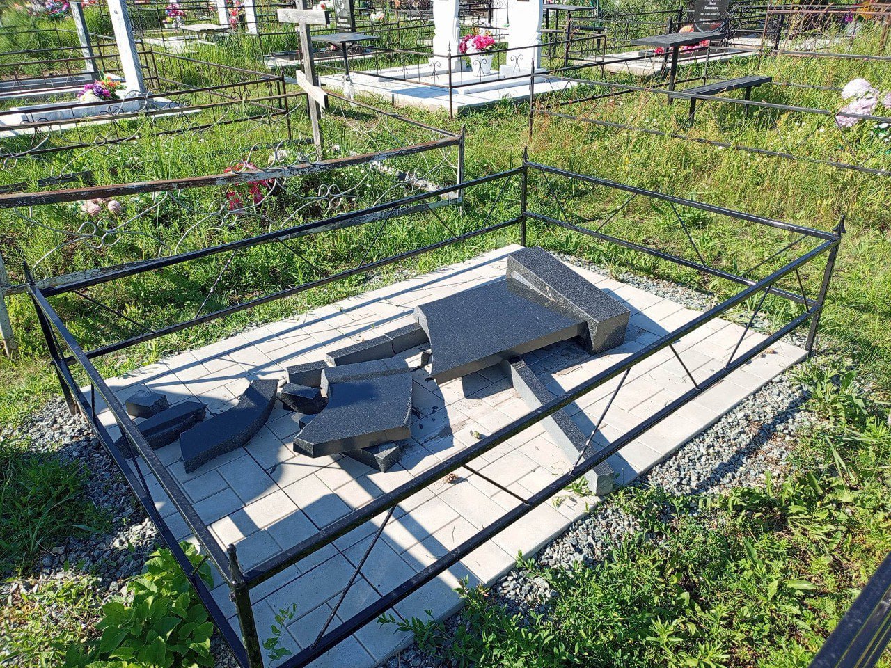 В Омской области неизвестные вандалы разгромили сельское кладбище