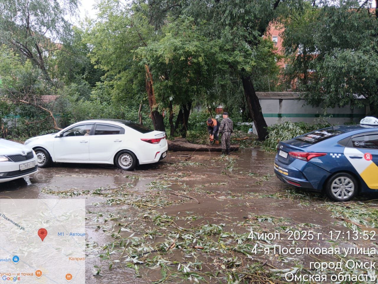 В Омске убирают последствия урагана