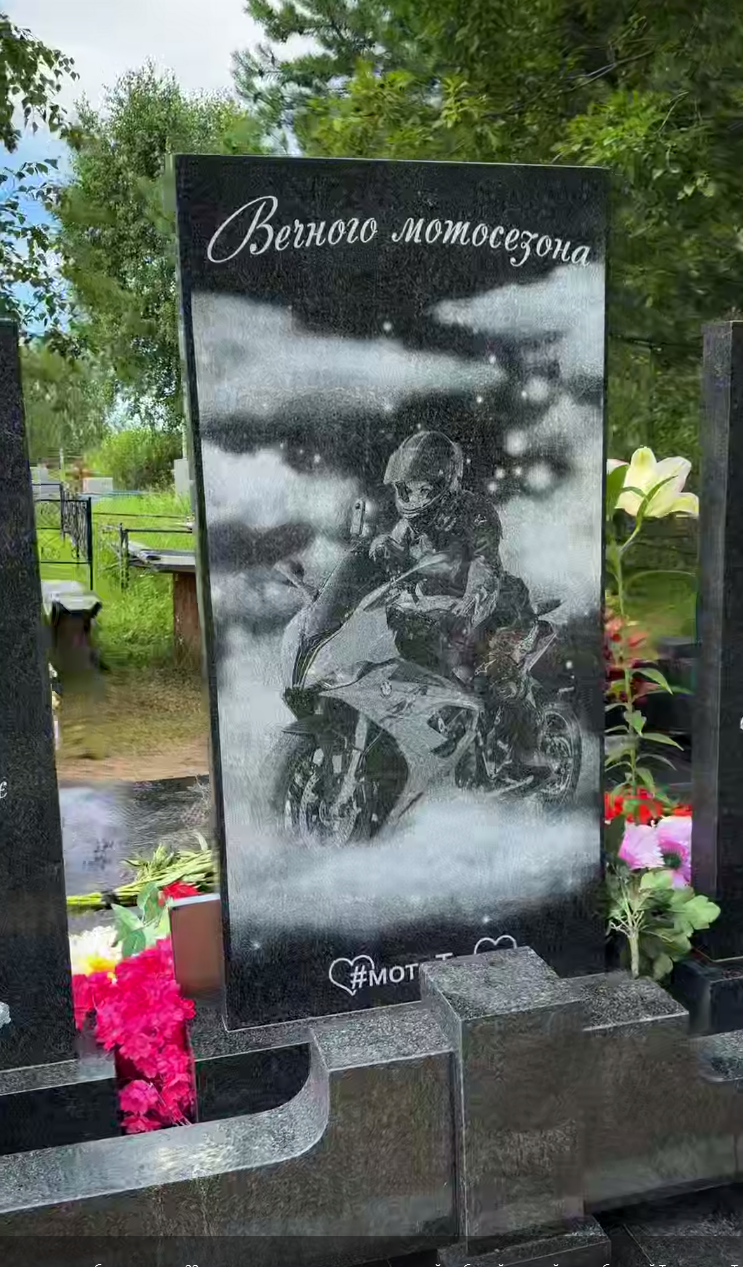 В омской Таре установили памятник погибшей блогерше МотоТане