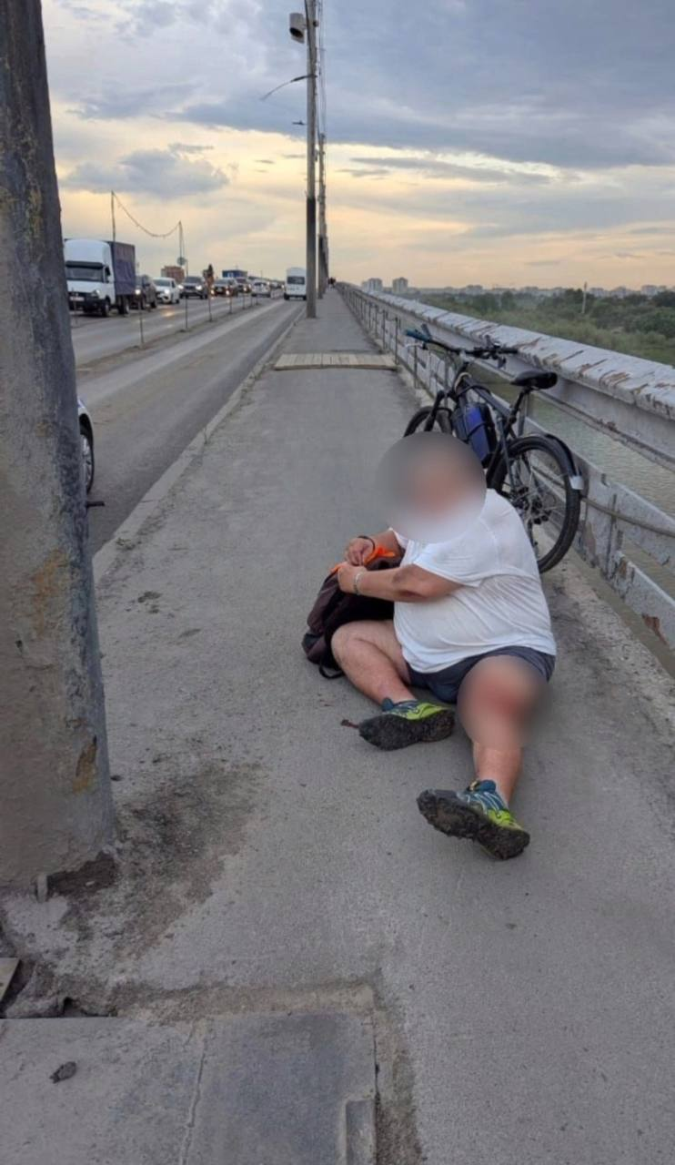 Омский велосипедист напоролся на штырь, пока ехал по мосту у Телецентра
