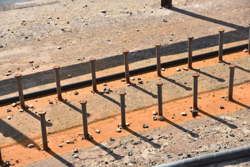 В Омске на мосту у Телецентра готовятся к монтажу тротуарных плит