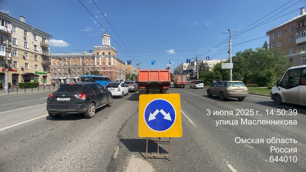 В центре Омска перестроили работу перекрёстка из-за ямы под асфальтом
