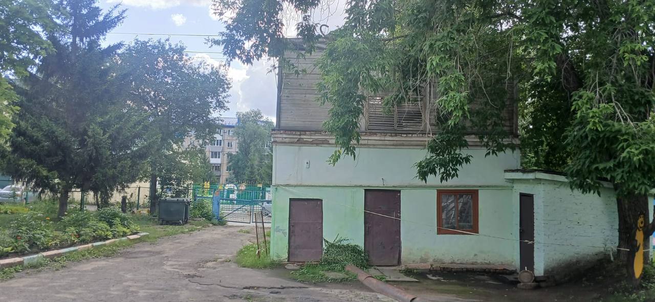 В Омске прокуратура помогла снести аварийное здание на территории детского сада