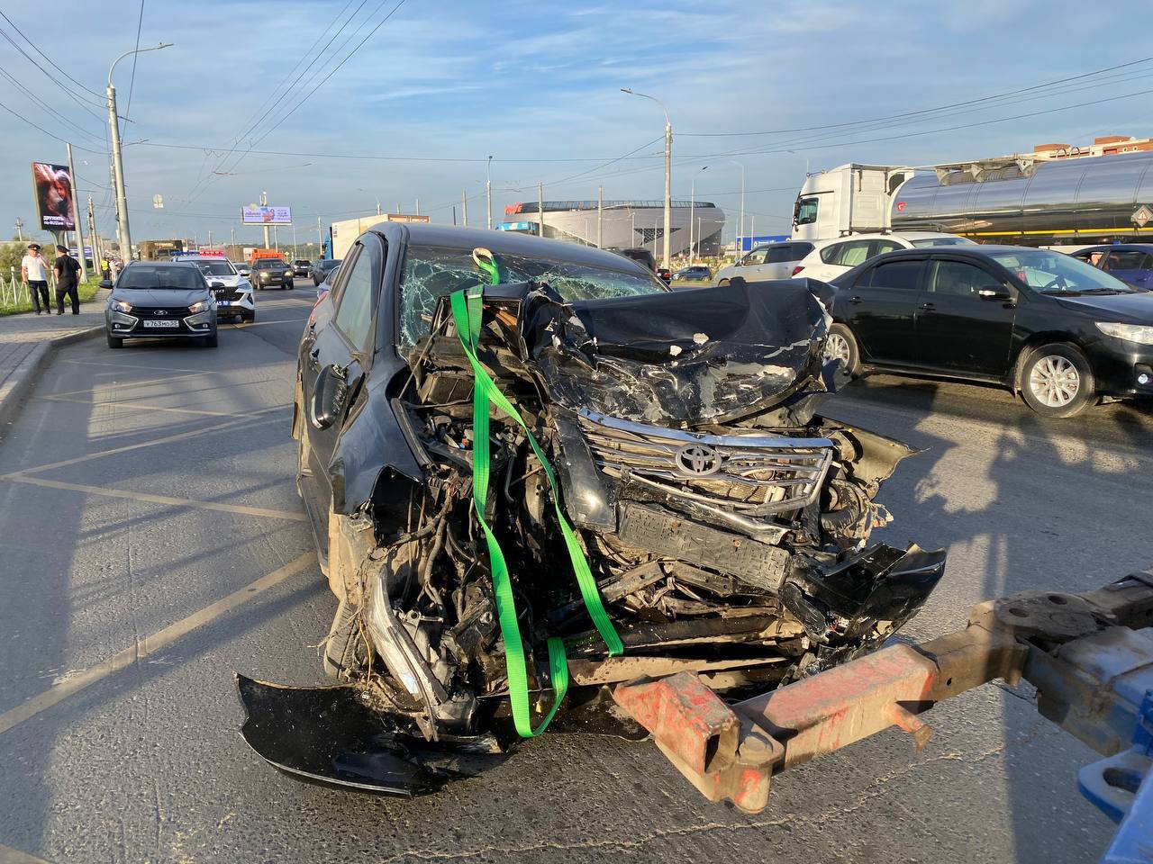 В Омске столкнулись два легковых авто и автобус — есть пострадавшие