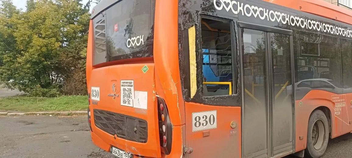 В Омске столкнулись два автобуса: четверо пострадавших