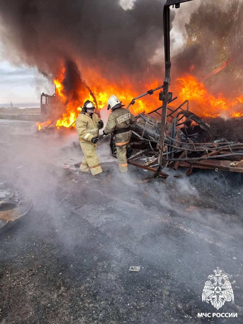 На трассе Омск – Новосибирск после ДТП сгорели два грузовика: погиб мужчина