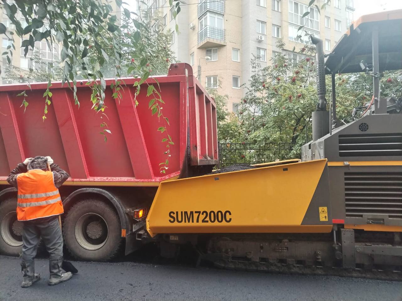 В Омске начали асфальтировать проезды к домам у бульвара Архитекторов