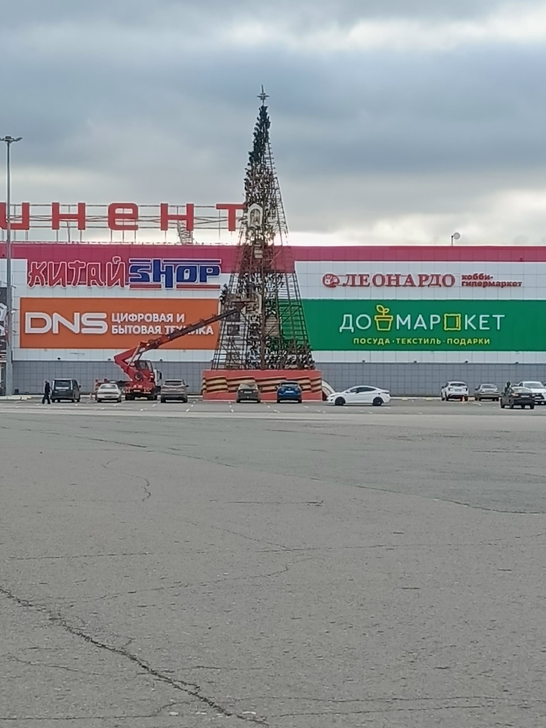 В Омске начали возводить первую новогоднюю елку