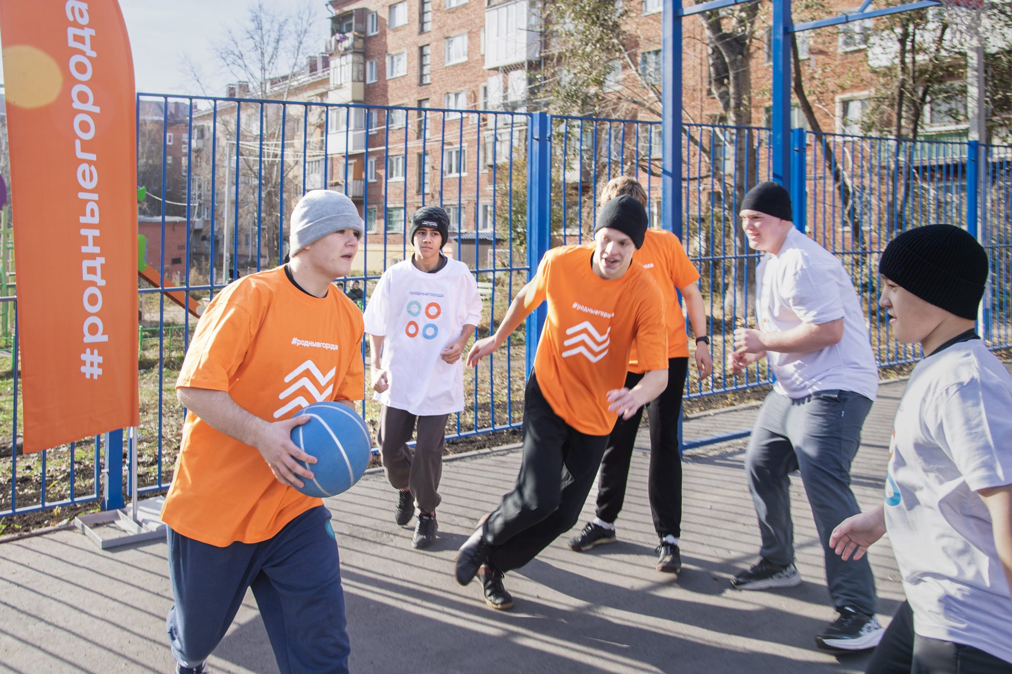 Омский НПЗ открыл в Нефтяниках современную спортивную площадку