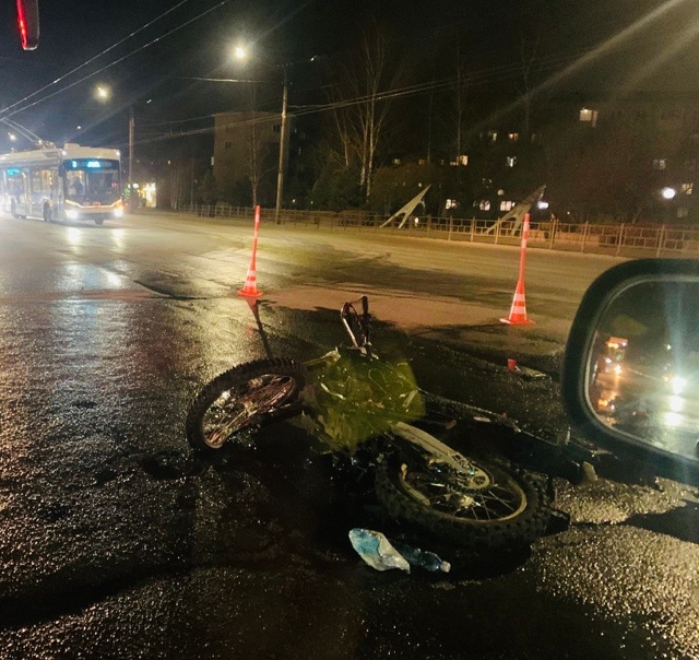 Пассажирский автобус наехал на питбайк с несовершеннолетним в Омске