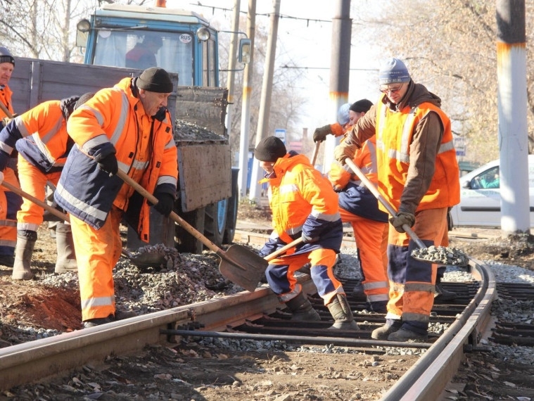 В Омске заменили более километра рельсов, шпал и скреплений