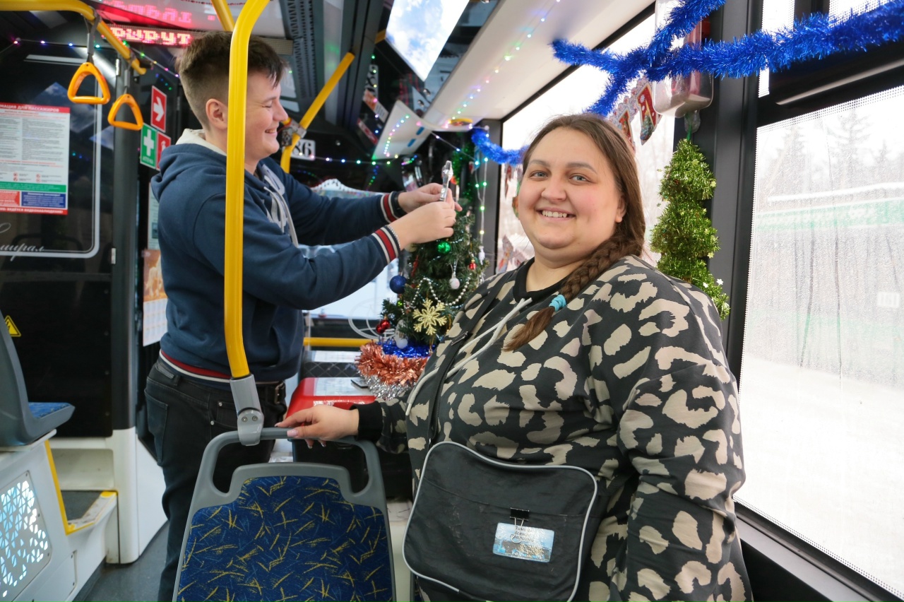 Новогодние троллейбусы и трамваи вышли на улицы Омска