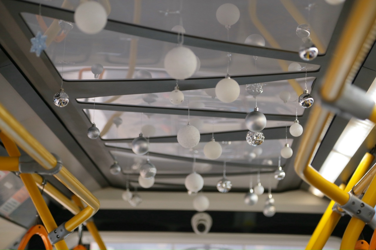 Новогодние троллейбусы и трамваи вышли на улицы Омска