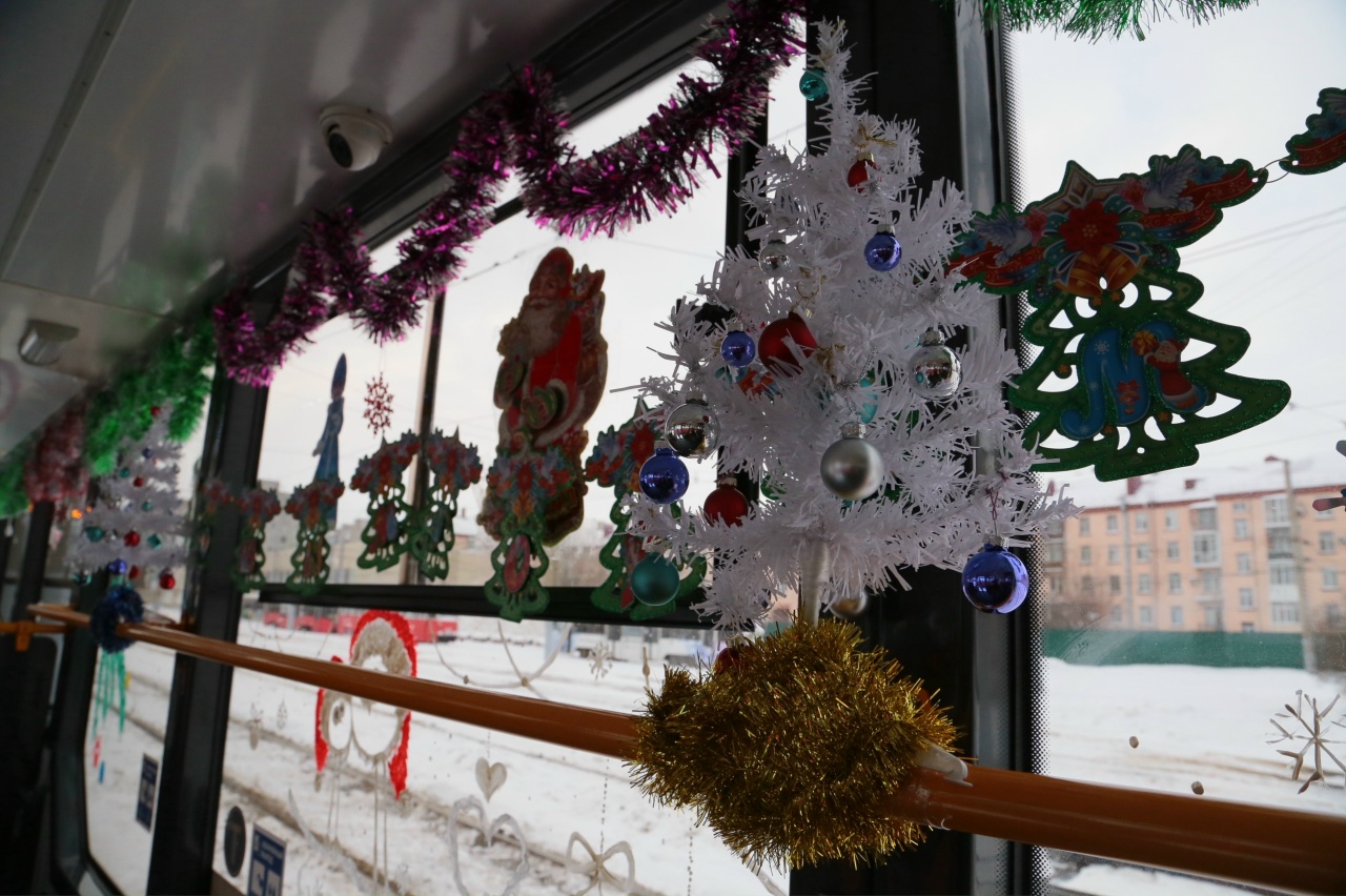 Новогодние троллейбусы и трамваи вышли на улицы Омска