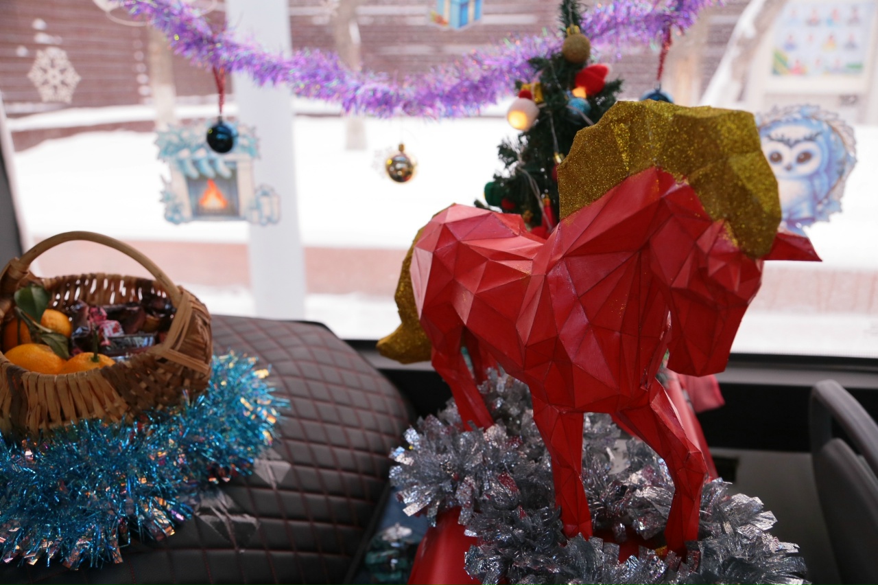 Новогодние троллейбусы и трамваи вышли на улицы Омска