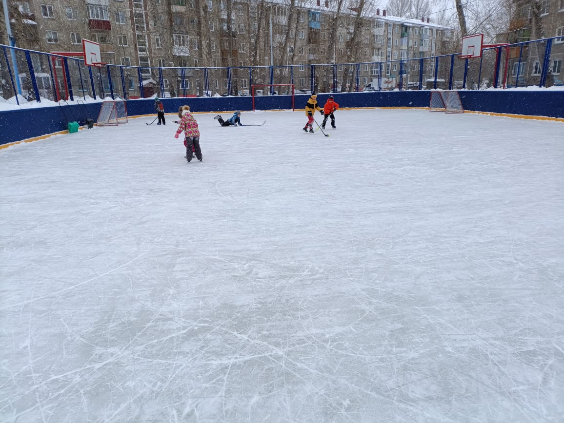 В Омске началась заливка катков