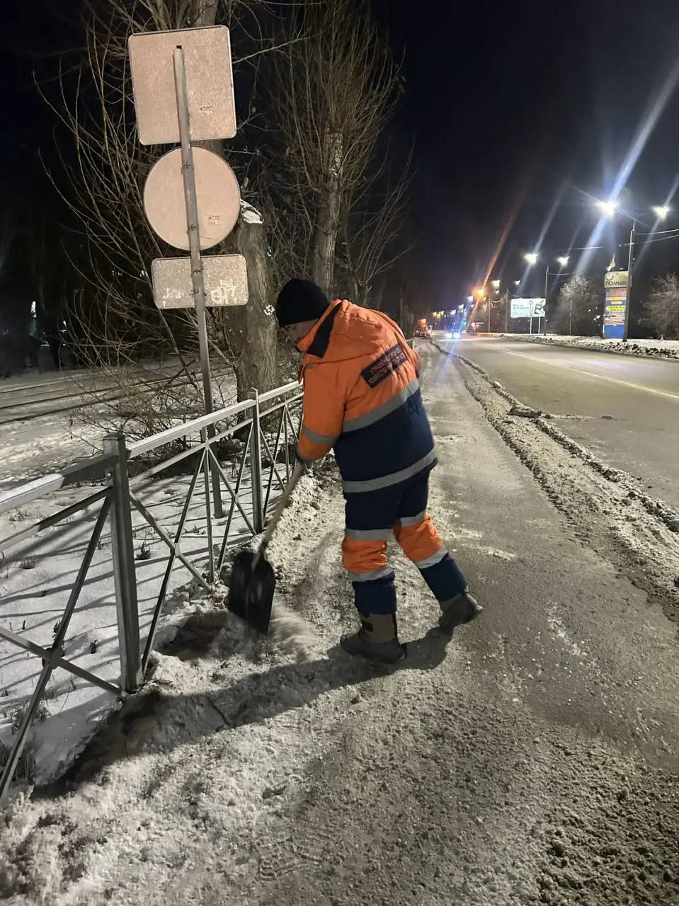 Омск засыпало снегом