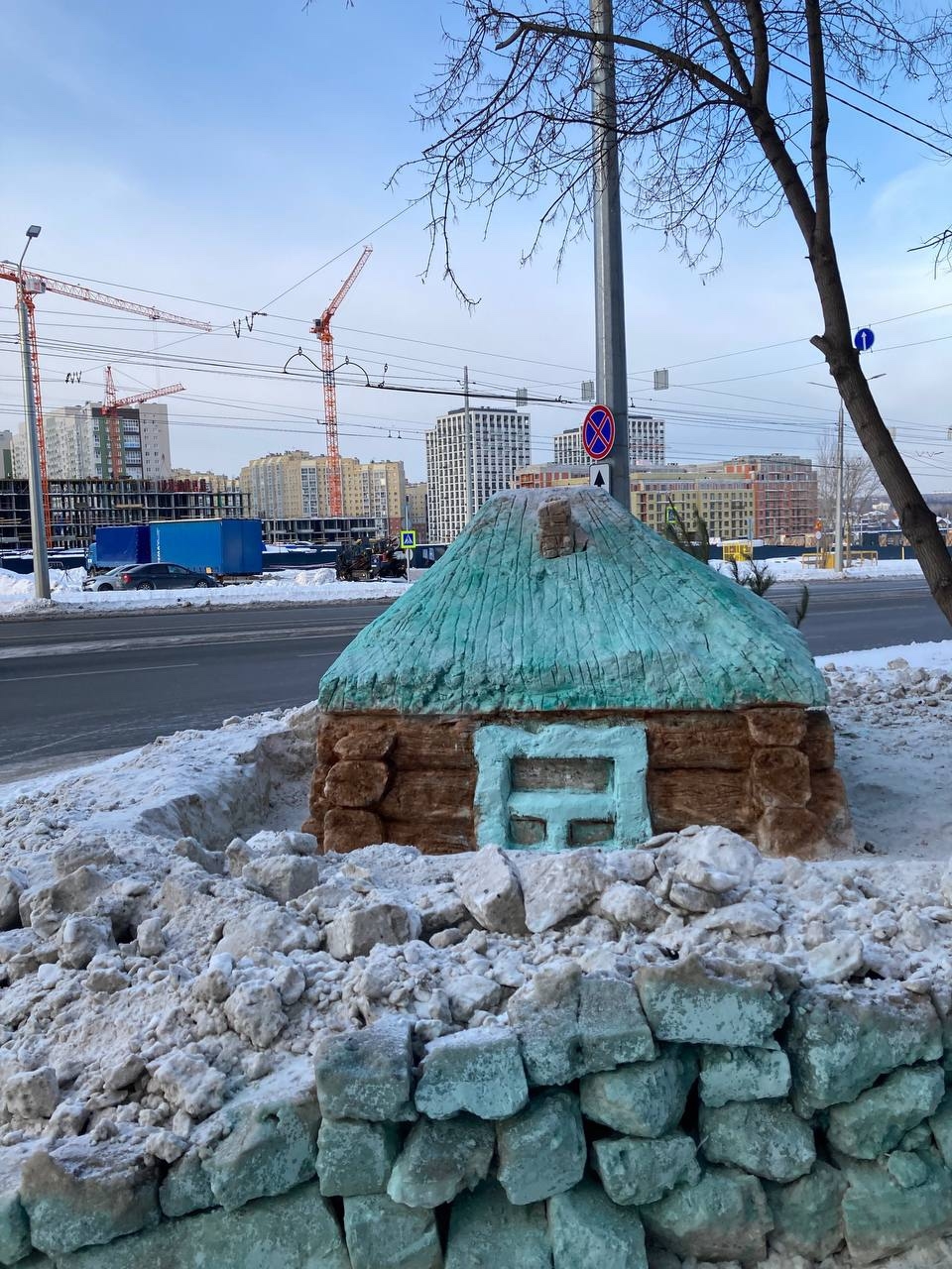 Омич из кучи счищенного с дороги снега вылепил шедевр прямо у остановки