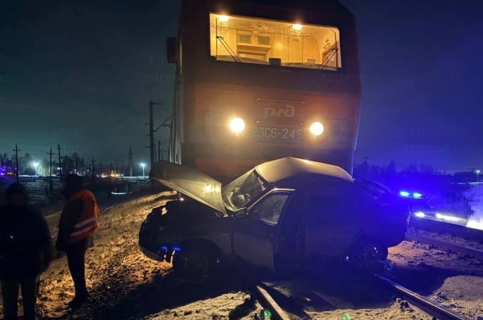 Поезд протаранил легковушку в Омской области