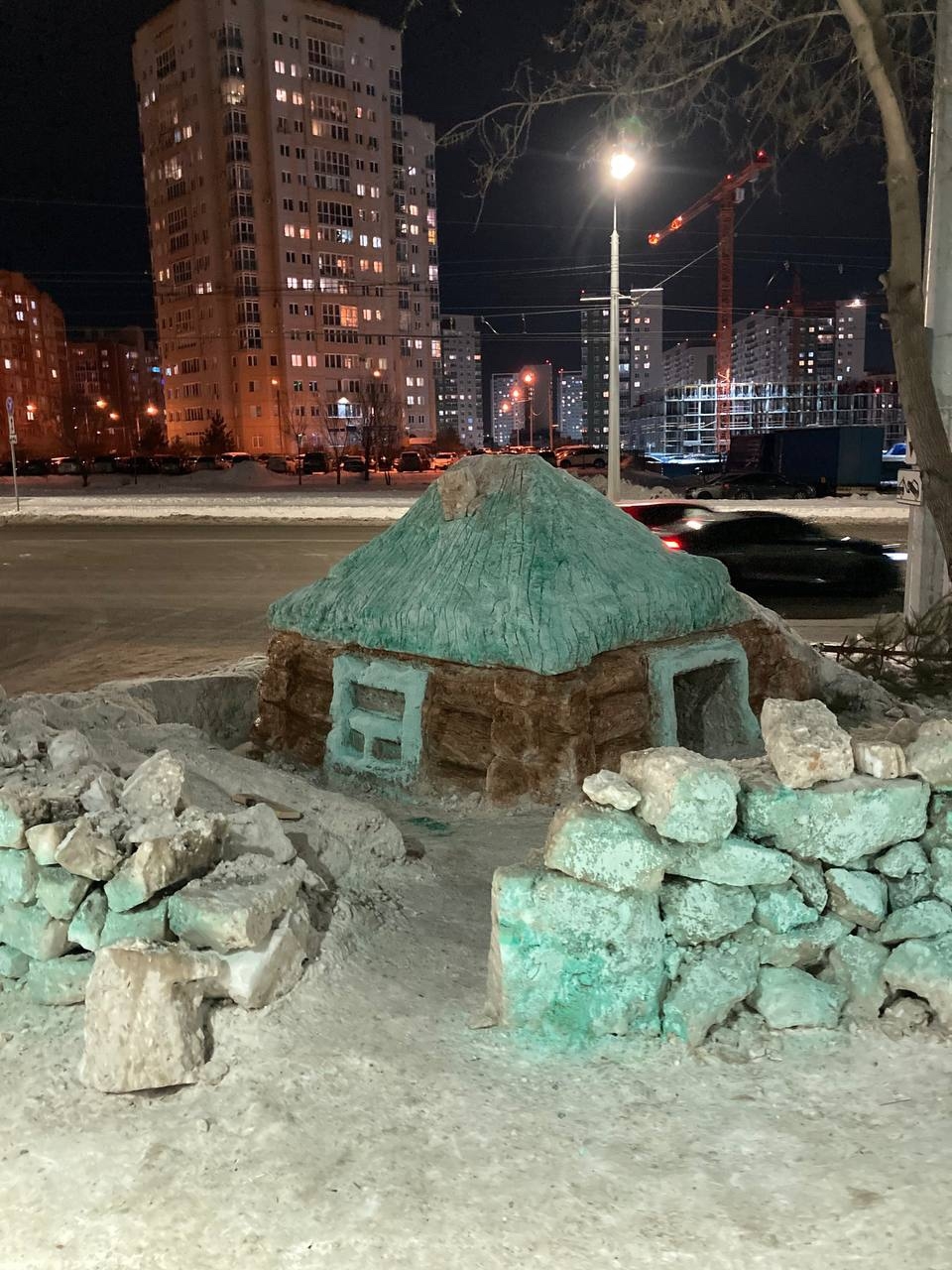 Омич из кучи счищенного с дороги снега вылепил шедевр прямо у остановки