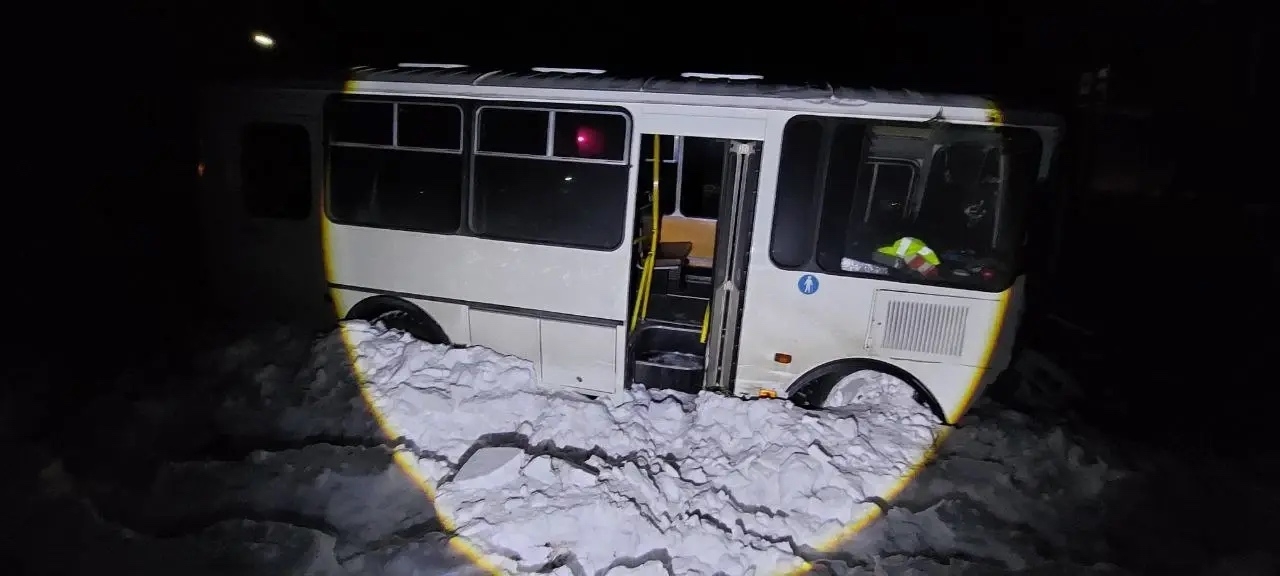 Две женщины попали в больницу после  серьезного ДТП с автобусом под Калачинском