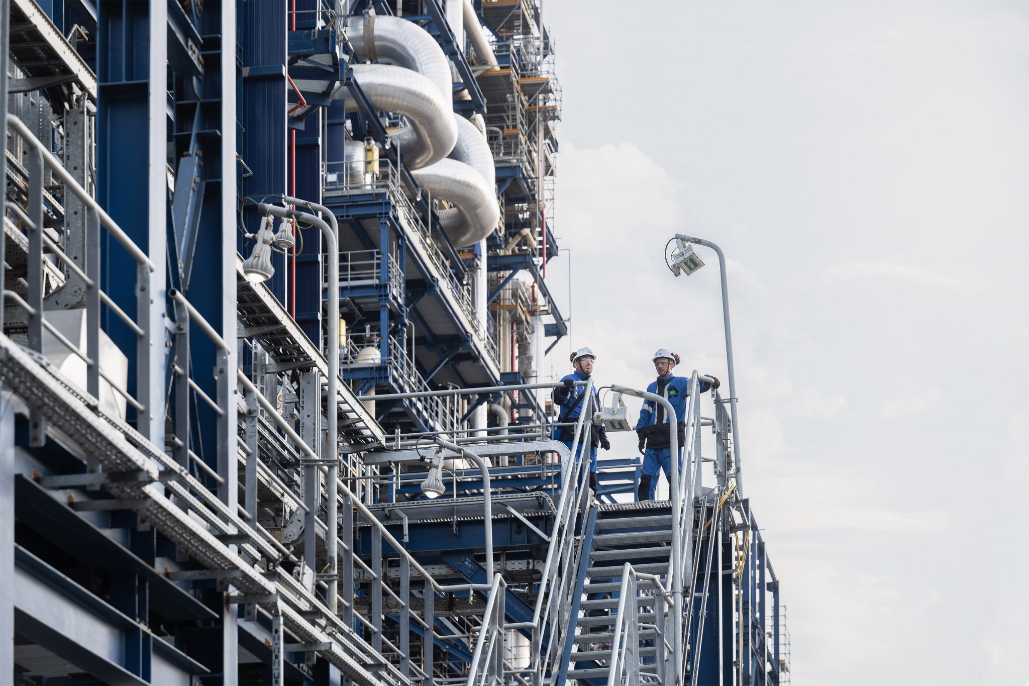 На омском НПЗ рассказали о востребованных рабочих специальностях с высоким доходом