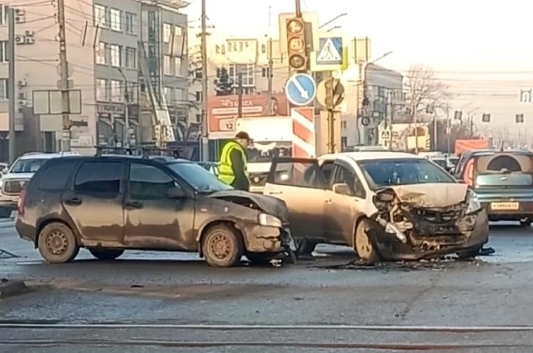 Утром в Омске на перекрестке Масленникова и Жукова жёстко столкнулись Honda и Lada