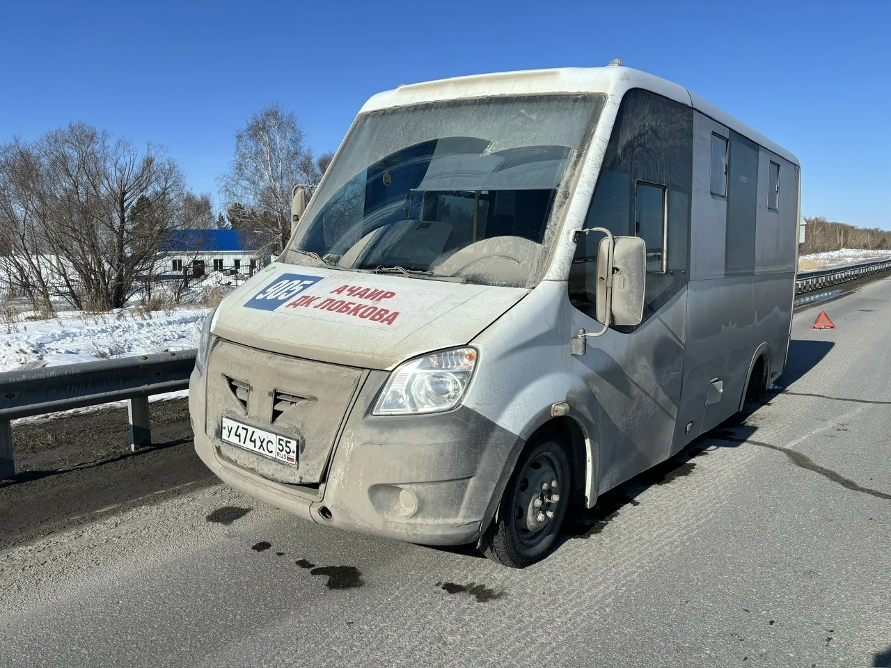 Колесо пассажирской Газели разбило легковушку на омской трассе