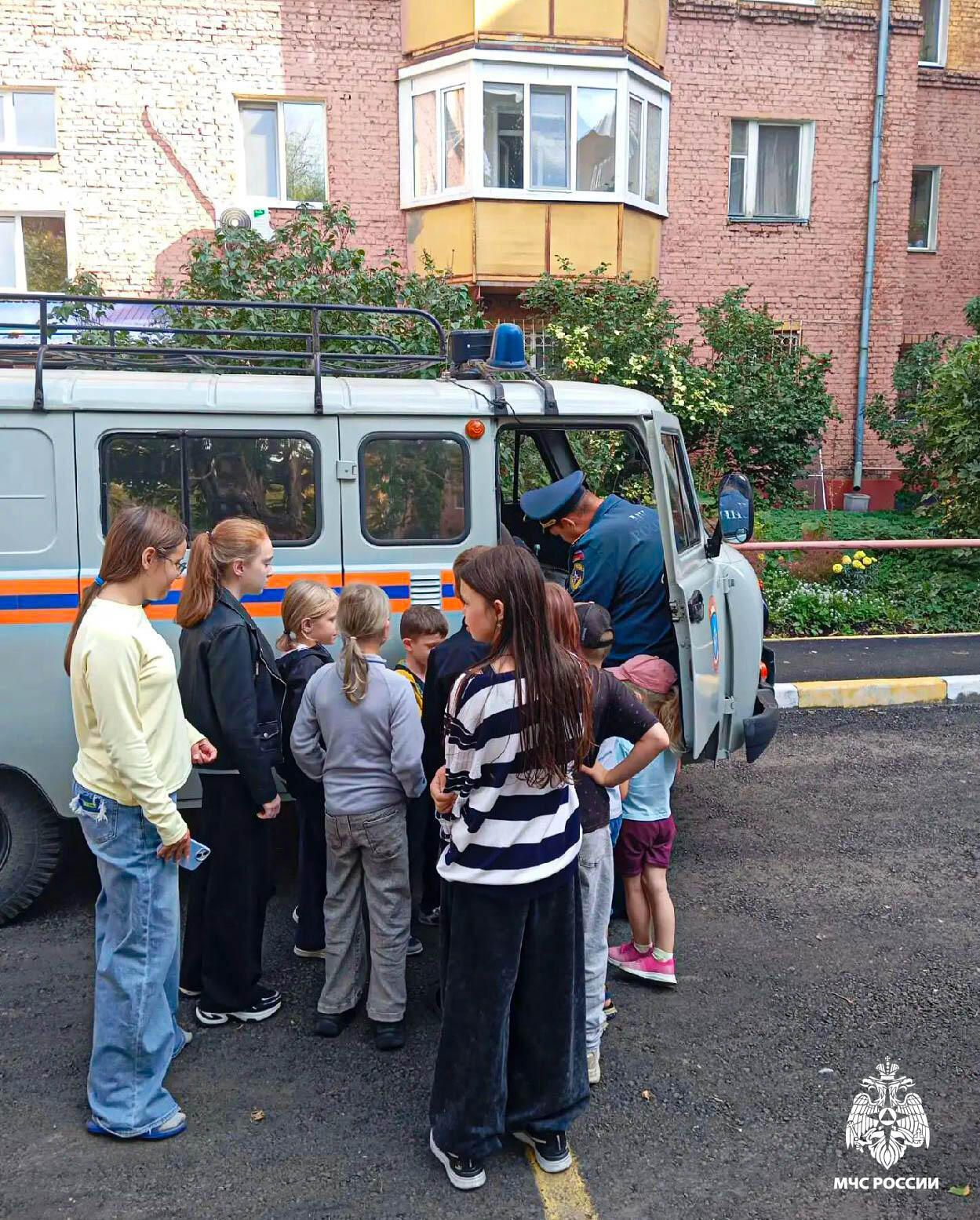 В Омске пожарный спас маленького героя, застрявшего на верхушке дерева (ВИДЕО)